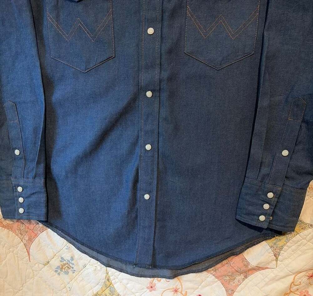 Wrangler Men's Cowboy Cut Long Sleeve Western Denim Snap Shirt 100% cotton - Picture 3 of 15